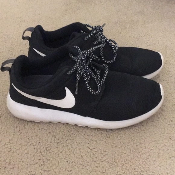 Nike Shoes - black nike roshe run